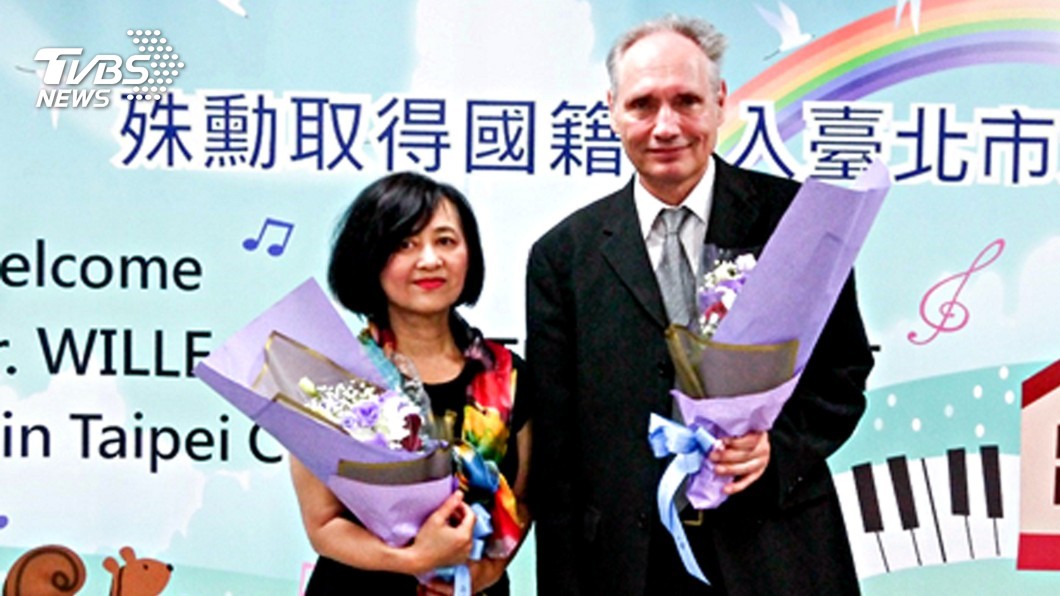 鋼琴家魏樂富歸化 領中華民國身分證