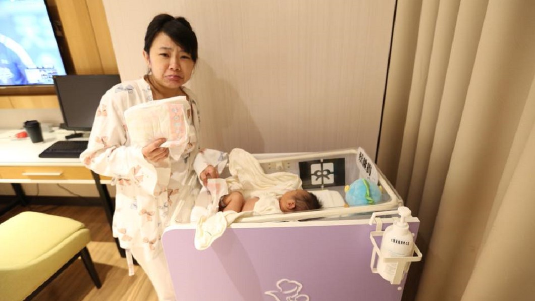 二伯睡眼幫換尿布　下秒蔡桃貴「童子尿噴滿臉」撇頭竊笑
