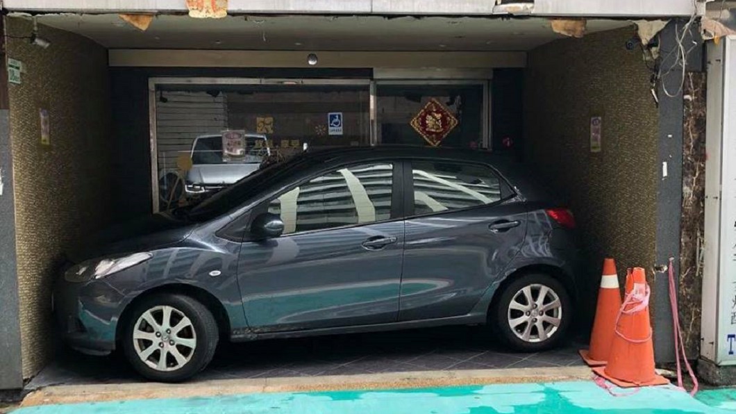 這怎麼停？鄰居車庫「停好停滿」　網笑歪：屋主如何出來