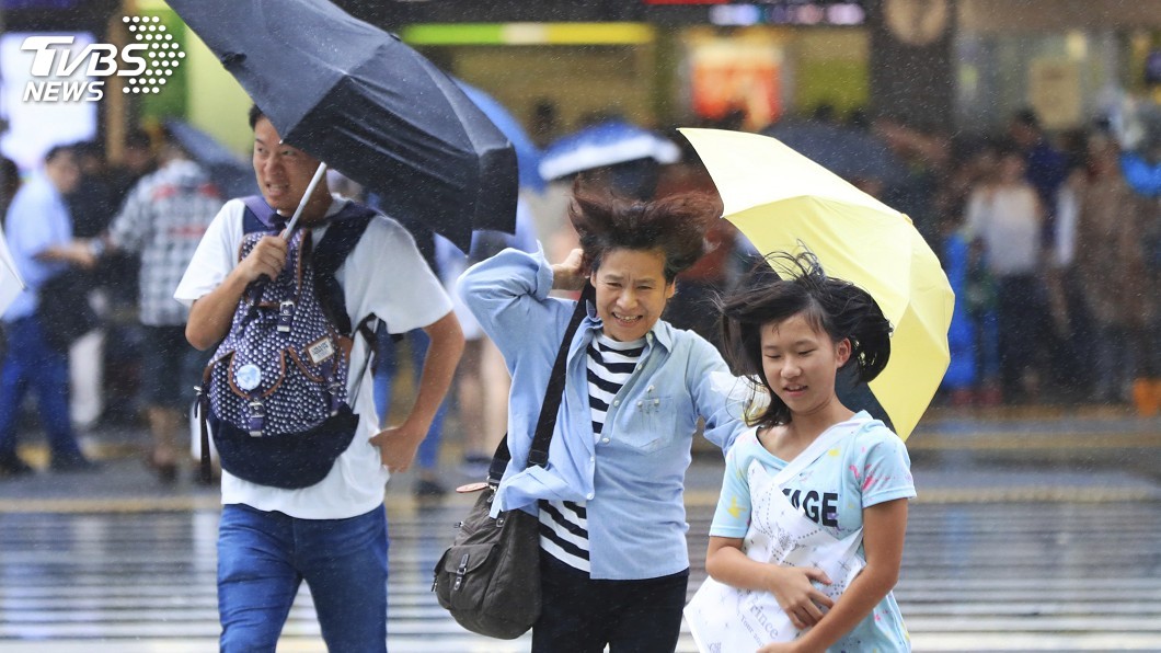暖濕氣流帶來雷電暴雨 東京街頭人奔走