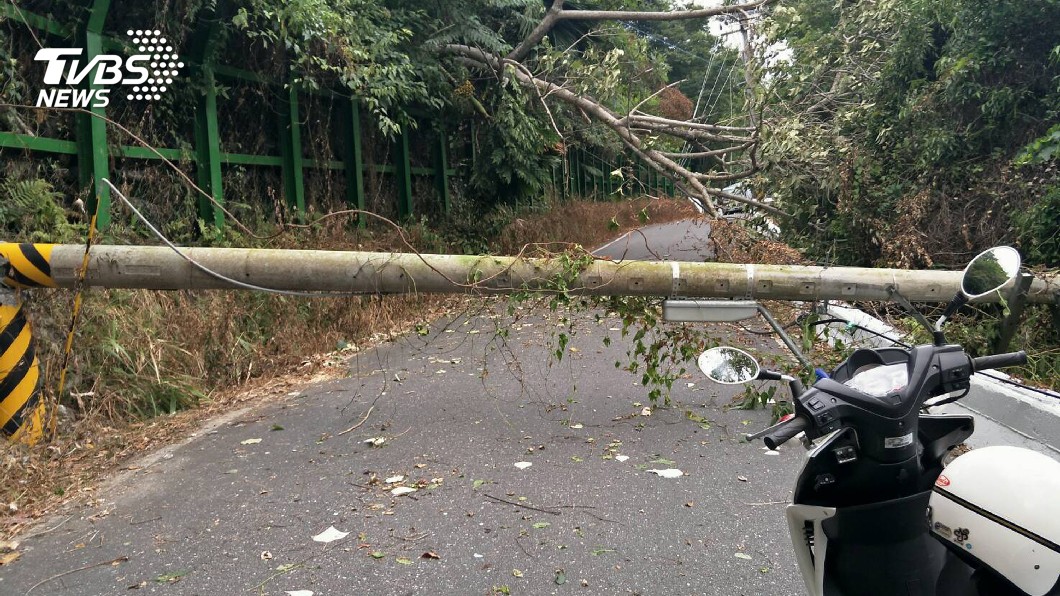 花蓮山區電桿斷擋道害停電 搶修後已恢復