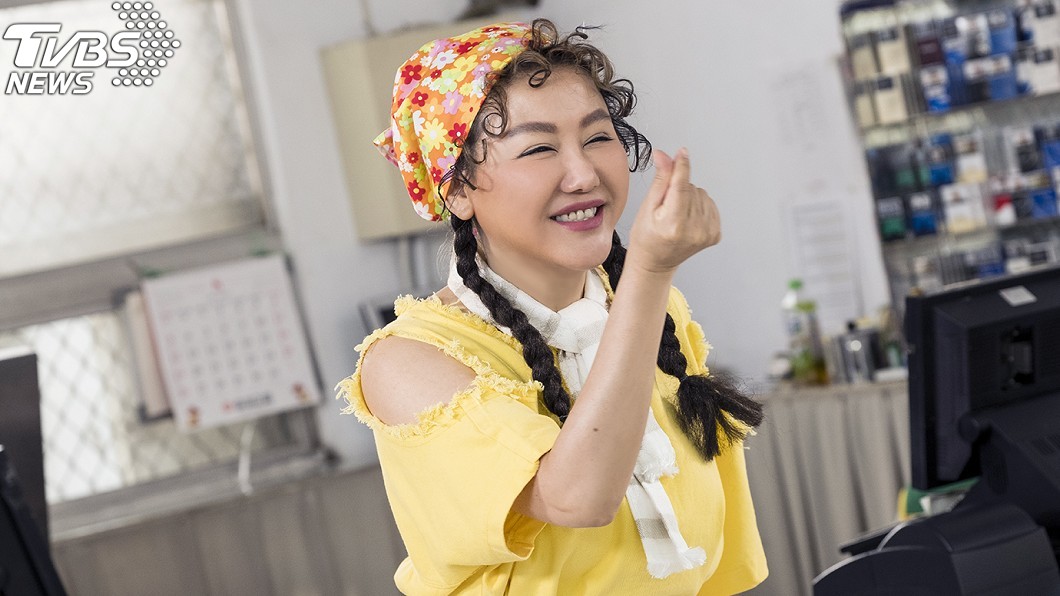 藍心湄化身《女兵》營站辣妹 鯰魚哥狠虧:剝了皮的芒果
