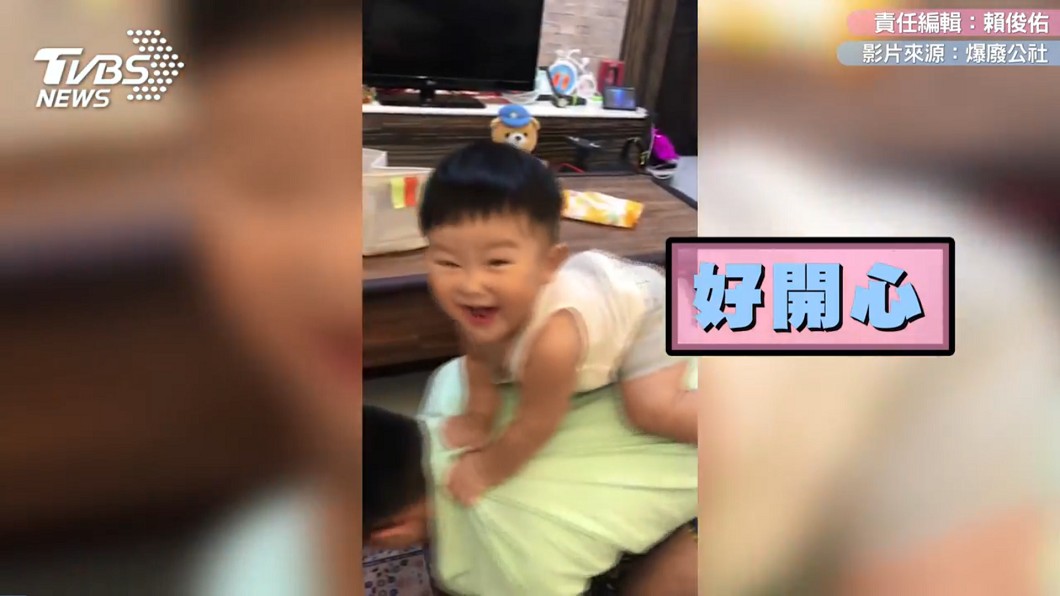 老爸不好當!兒子騎「人肉10元車」 奶音笑聲好療癒