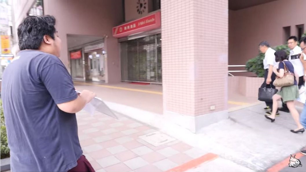 實況主當街突襲提問　柯文哲瞄一眼完全忽視