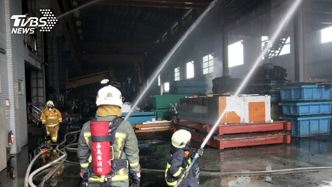 化學原料接錯管線起火燃燒 司機全身三度灼傷