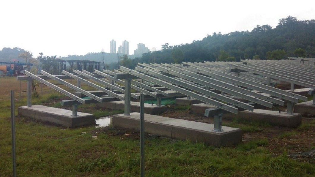 太陽能板蓋滿生態公園 網嘆:綠地換綠能值嗎?