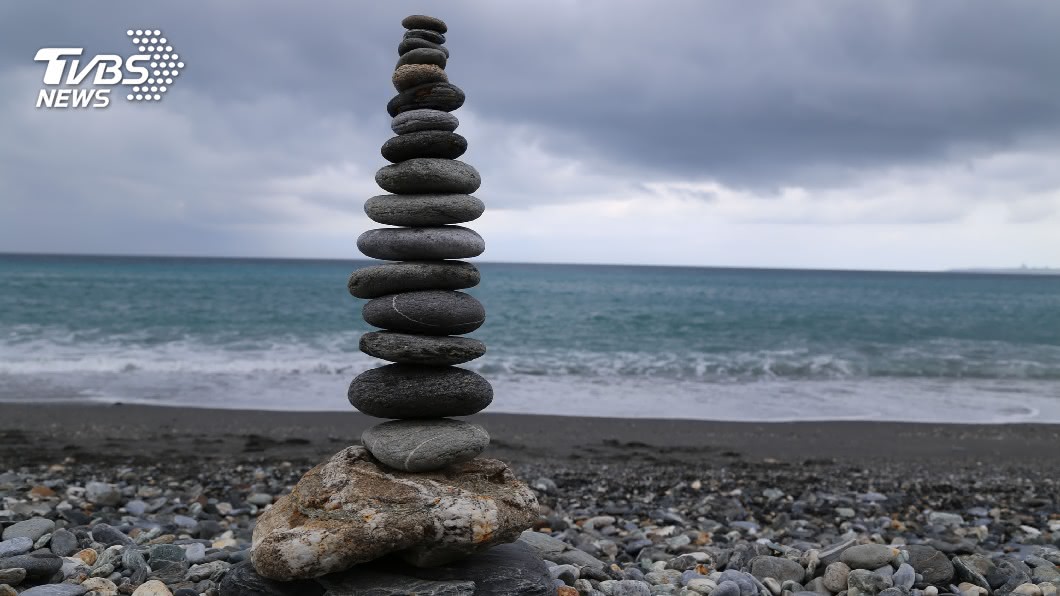 花蓮曼波海灘疊石樂 借位拍照比創意