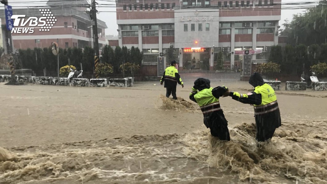 彰化下午豪雨特報　警險遭積水沖走