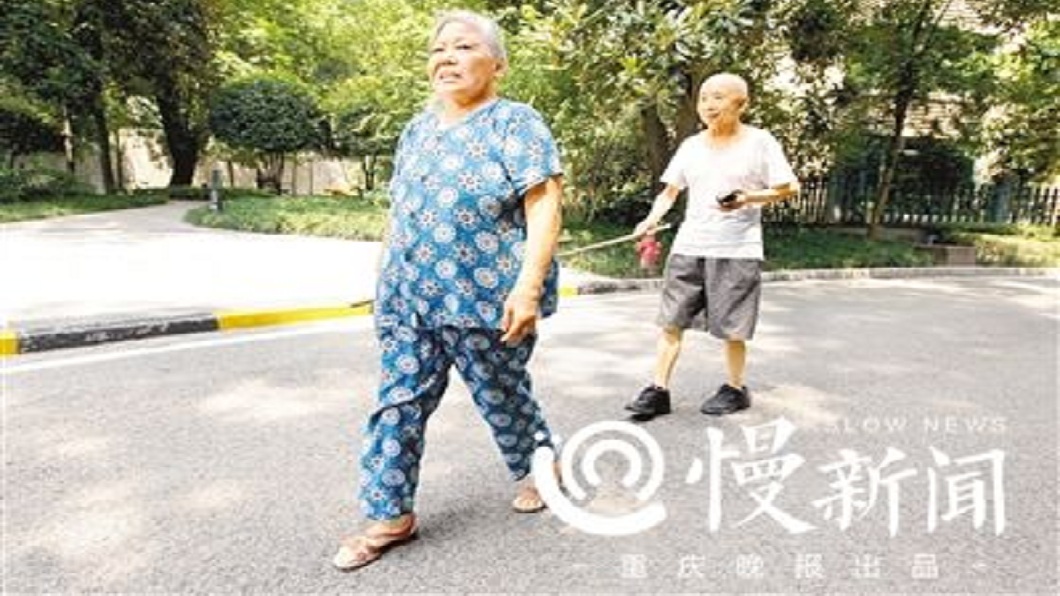 我是你的眼！7旬嬤用竹竿牽失明夫散步