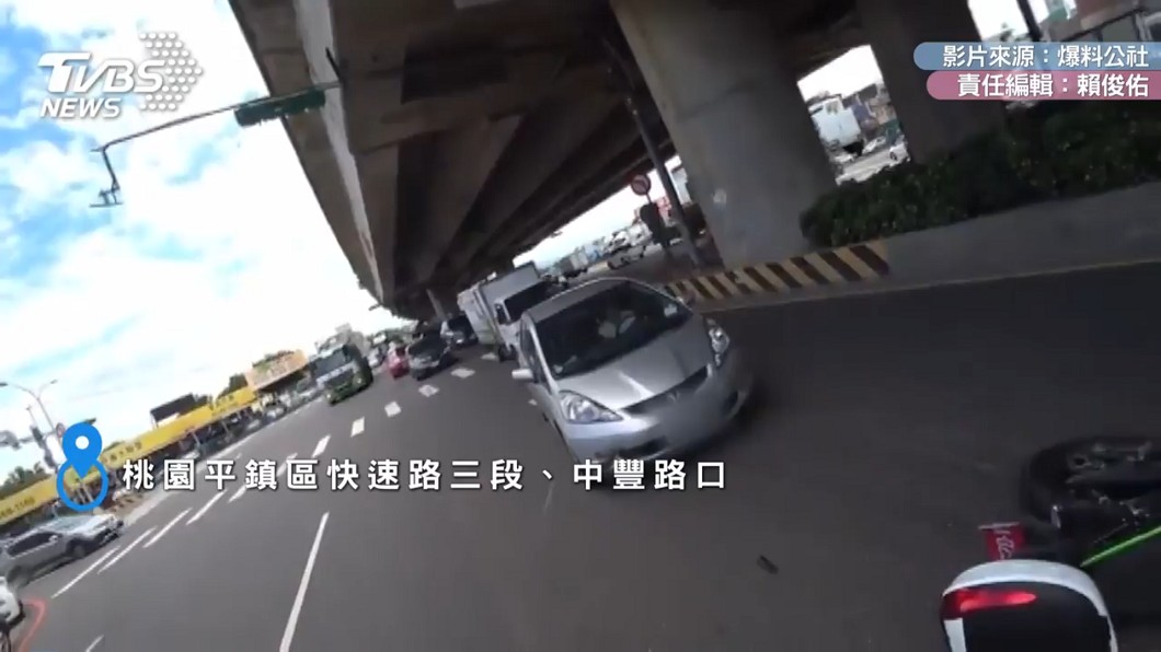 三寶違規撞重機　騎士慘摔怒丟手套：不看路啊？