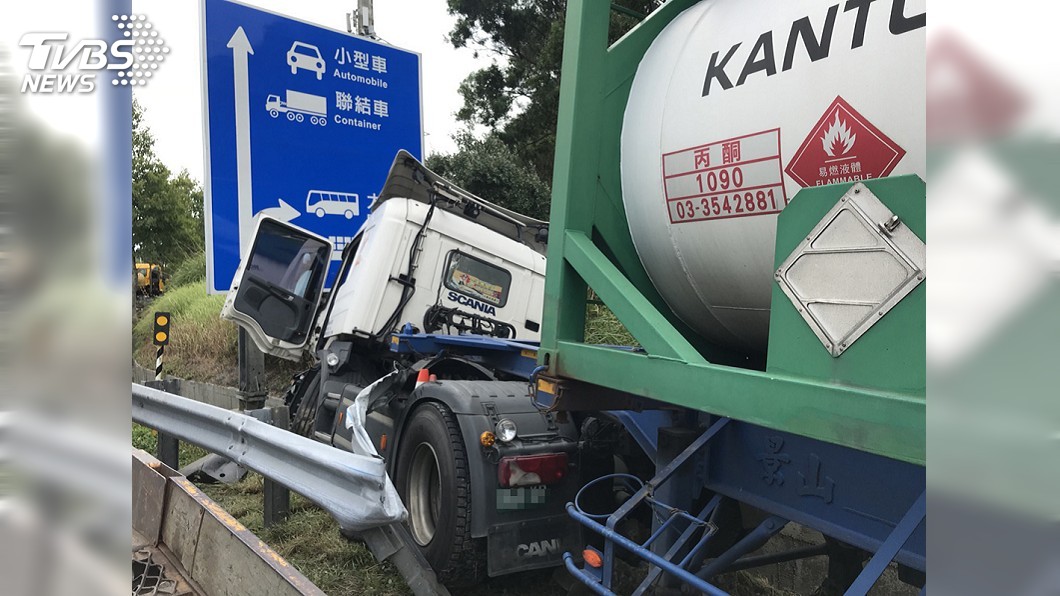 大型槽車載丙酮衝出國3匝道 暫無外洩