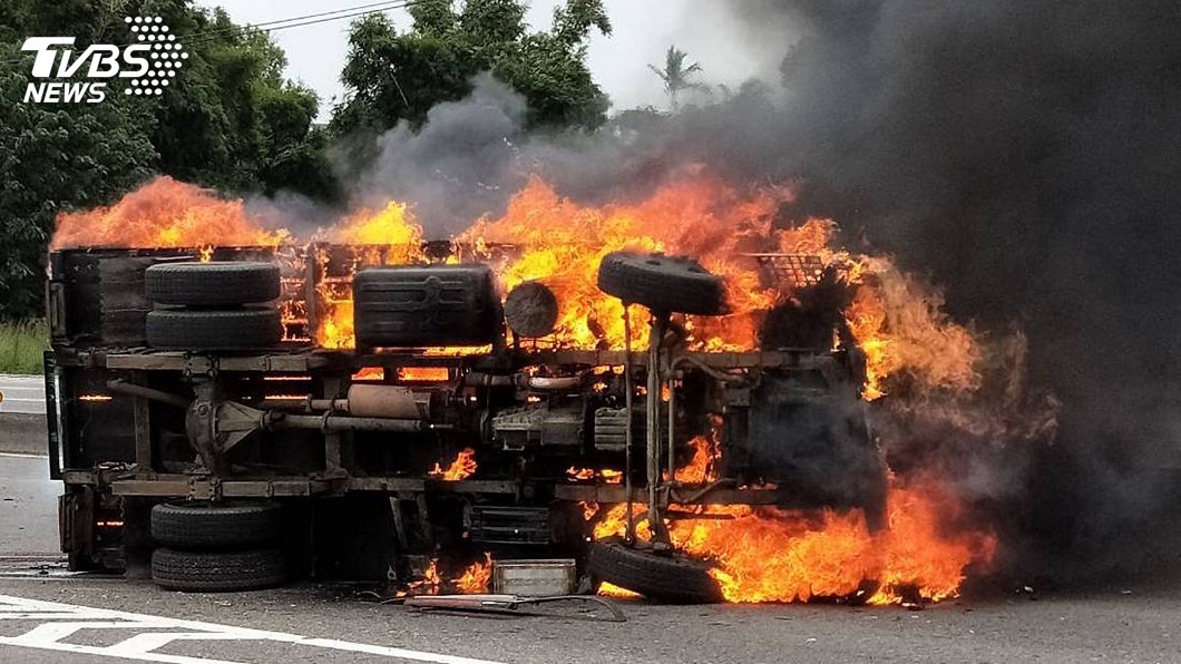 桃園大溪火燒車 小貨車車體成廢鐵