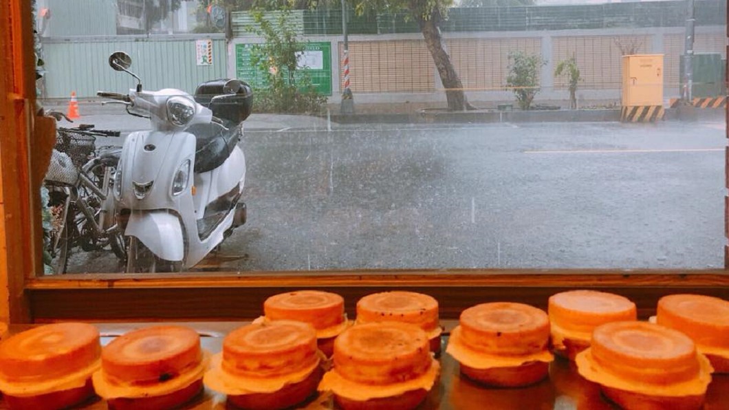 阿伯風雨無阻天天買紅豆餅 「寵妻原因」暖哭老闆娘