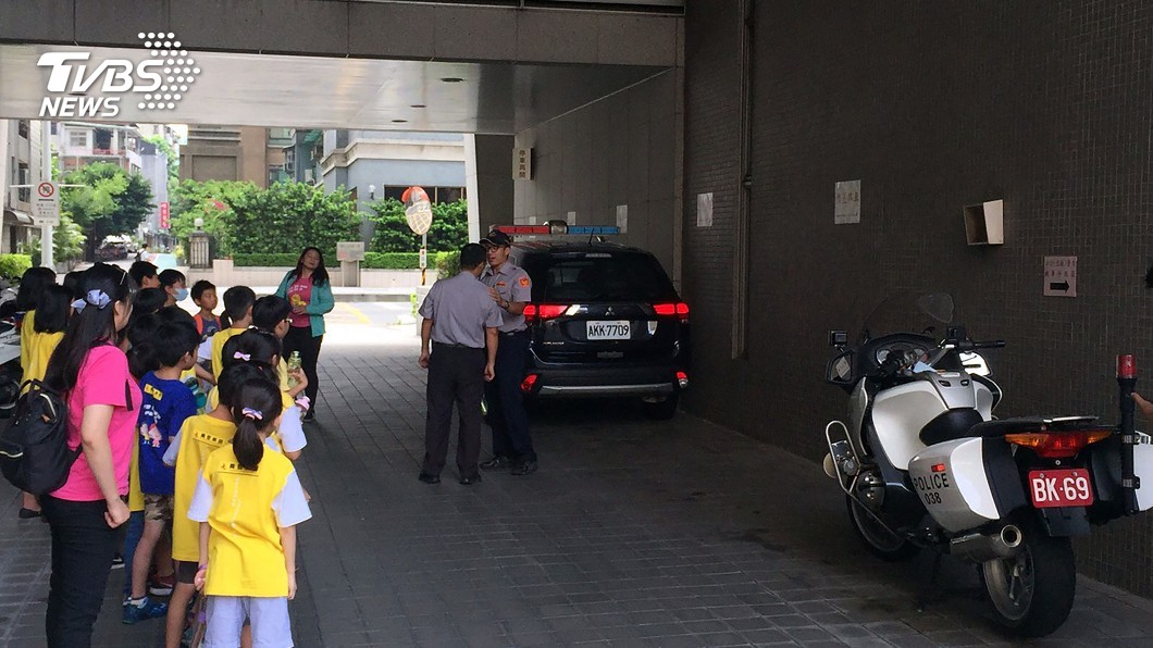 宣導婦幼安全 北市松山分局迎小波麗士