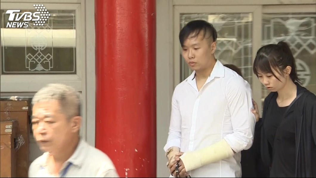 怎穿的?富少打石膏塞進合身襯衫 網質疑:道具吧