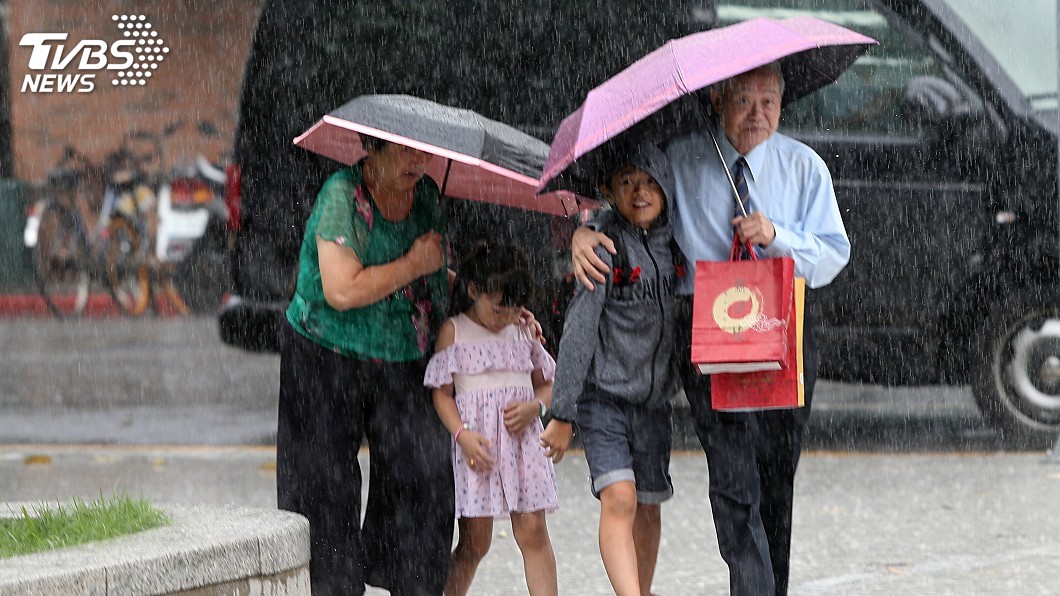 西南風及「棕櫚」外圍雲系影響 中南部防大雨