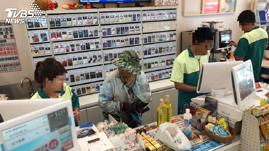 店員看傻!勾錐阿嬤進櫃台付錢 網笑:頭家嬤好
