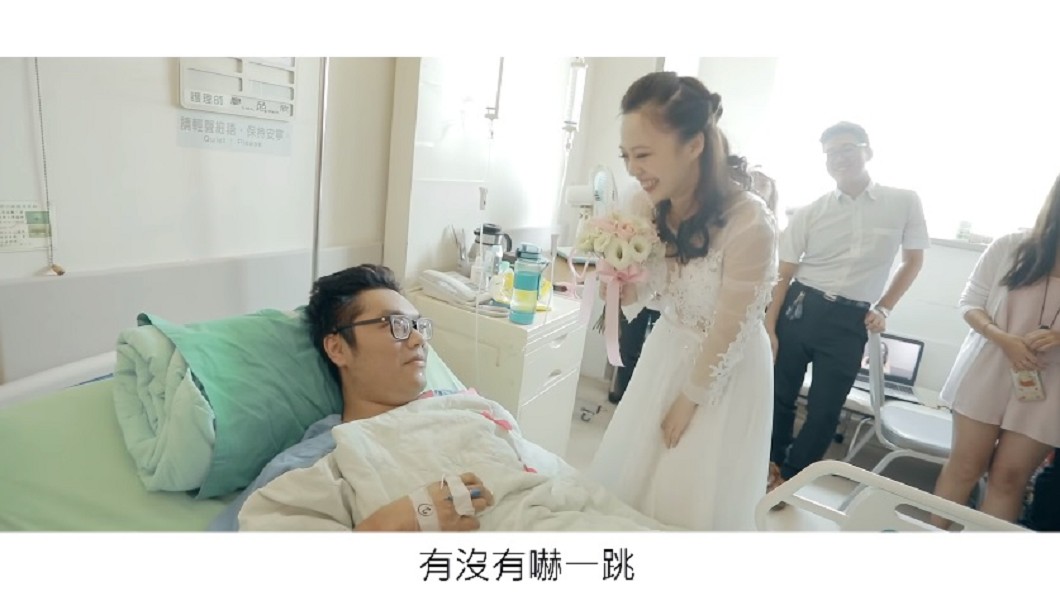 男友恐截肢不捨提分手 她披白紗揪親友病房浪漫求婚