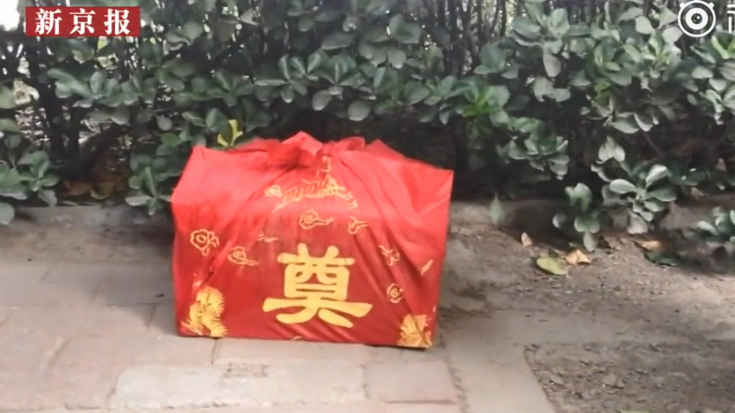 公園驚見1盒骨灰嚇壞大媽　網笑：驅除廣場舞的新技能