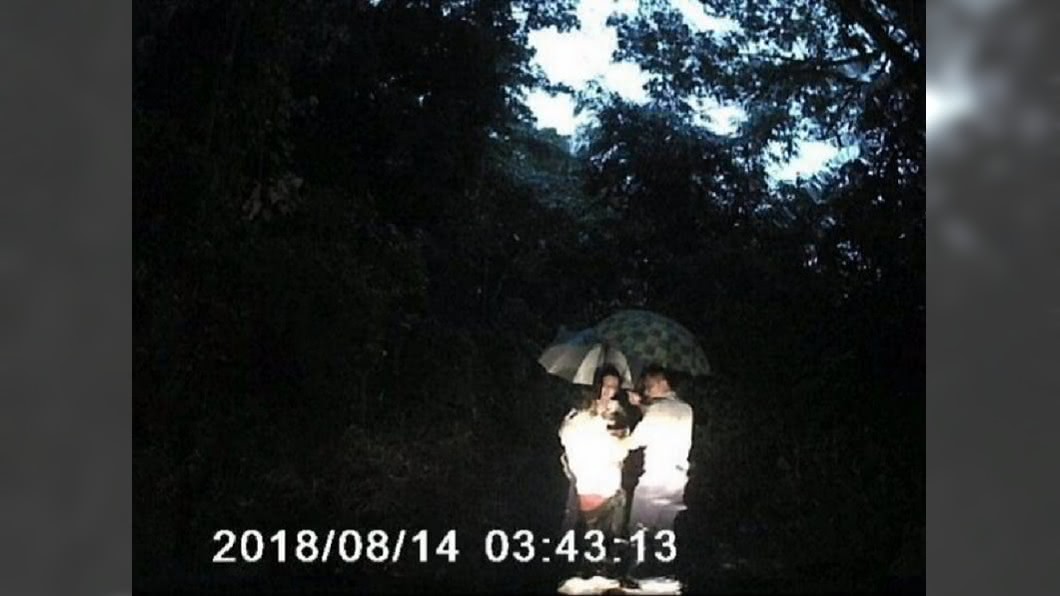 冥冥中不讓走!警跟魔神仔搶人 深山救老翁瞬間爆胎