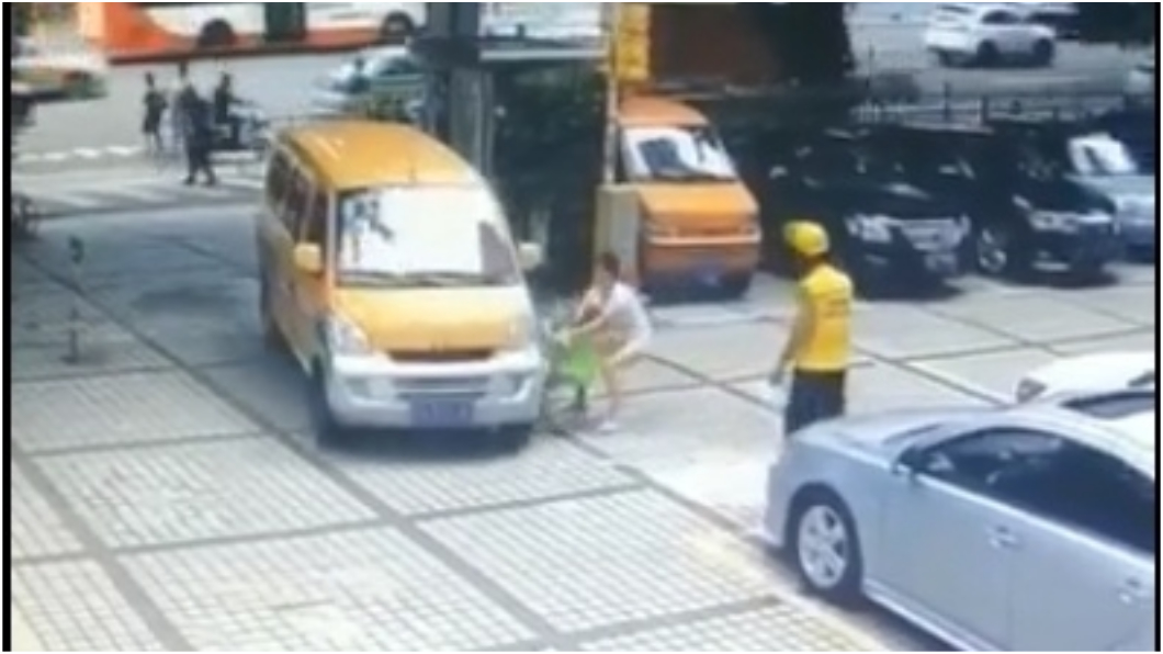 母猛推兒撞車詐財！下秒自倒地　外送員急牽小手拉開