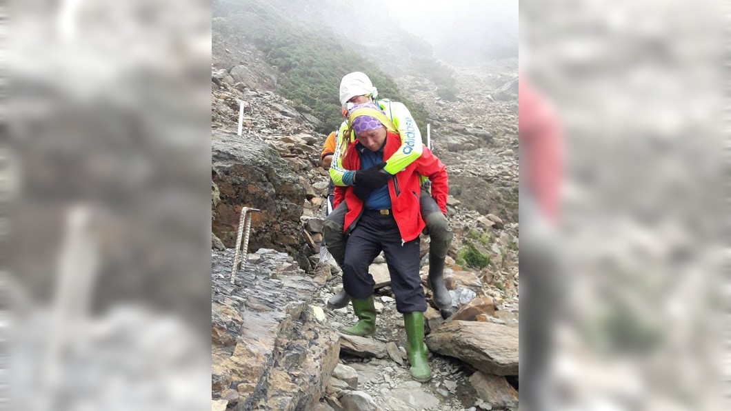 玉山「人肉救護車」　他跨坐屍體搬落石…揹死者回家