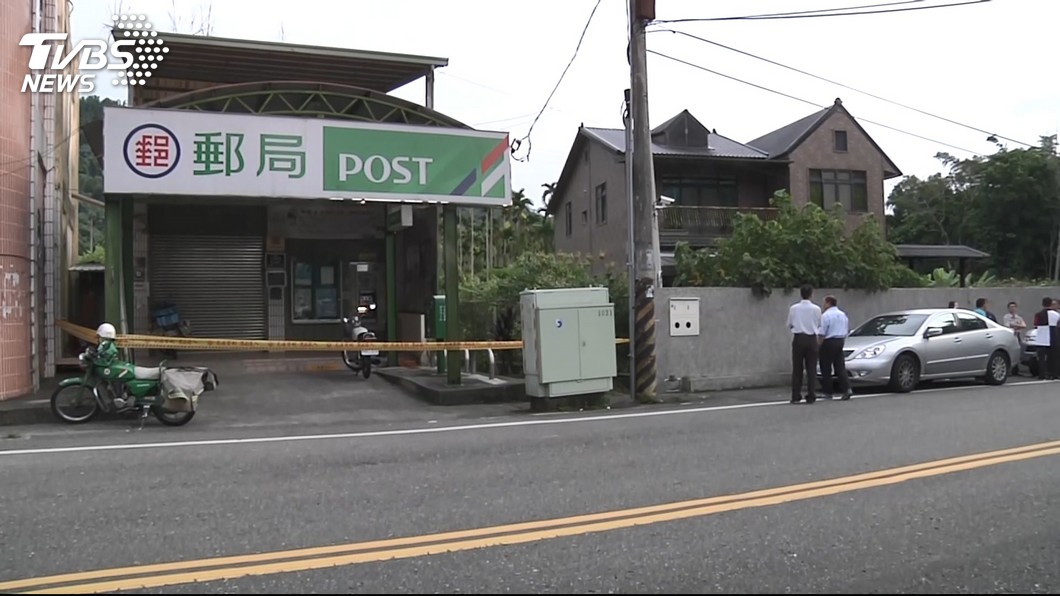 徒步逃逸躲警追查？　男持槍搶郵局得手50萬