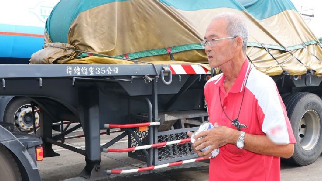 日搬50kg帆布!癌翁守盲妻 跑車撐生計:牽手一輩子