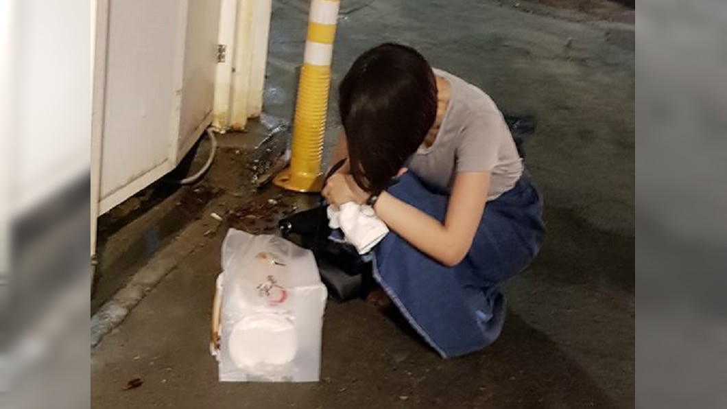 七夕街頭遇女子蹲地啜泣　他貼心舉動被讚「暖男」