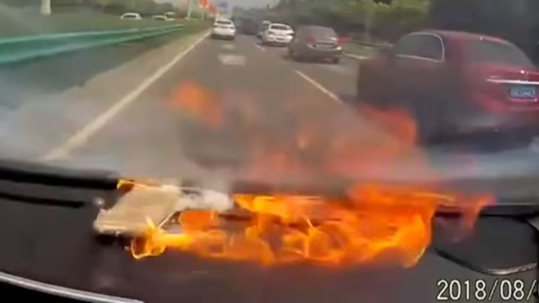 嚇人！手機放車上突自燃　「噴火爆炸」畫面曝光