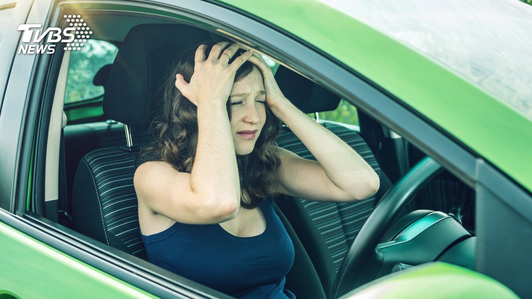 「我有駕照!」妻試車超自信 下秒問:煞車右邊還左邊?