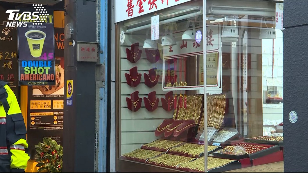 趁大雨打劫銀樓 紅衣男搶金飾逃逸