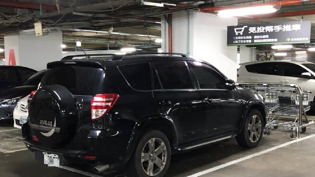 手推車格「停好停滿」 目擊民眾怒:看不懂國字?