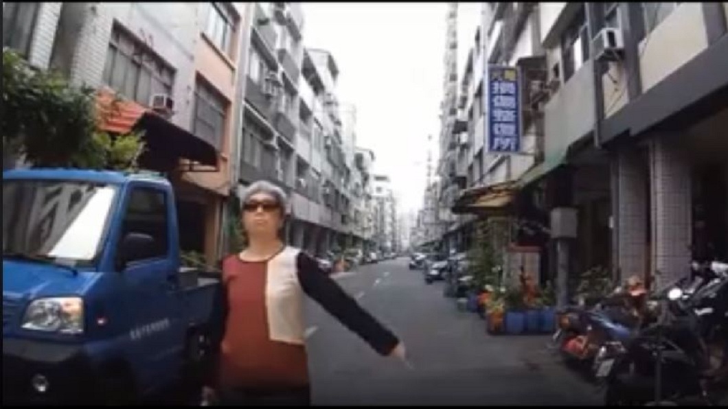 墨鏡阿嬤還接連將手往旁邊比,讓人看了摸不著頭緒。(圖/翻攝自爆料公社臉書粉絲團)