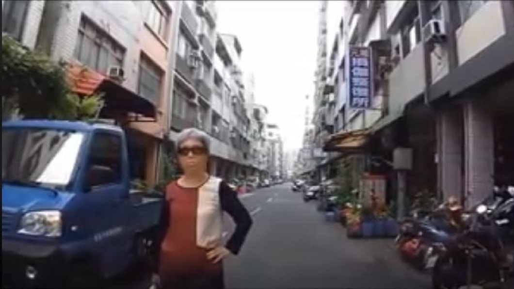 墨鏡阿嬤還很有氣勢地將手插在腰上。(圖/翻攝自爆料公社臉書粉絲團)