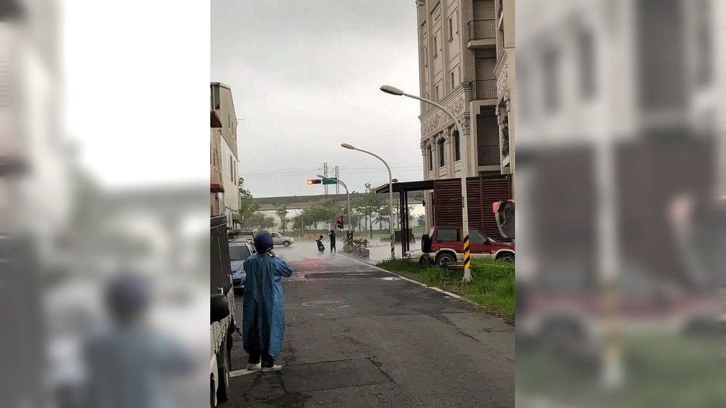 差20公尺兩樣情！他慢穿雨衣看「落魄男暴雨中奮戰」