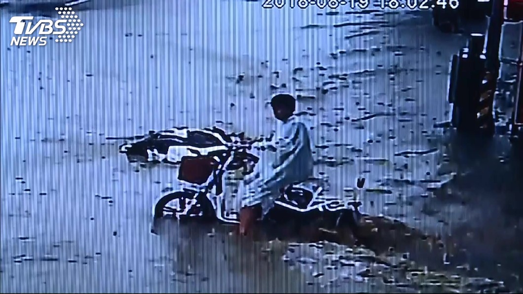 廠商忘開門洩洪 台中水淹大腿深「機車被沖走」