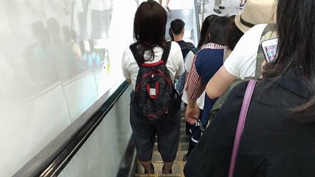 她手扶梯站左邊!男引戰「南部野蠻地區」臉書被灌爆