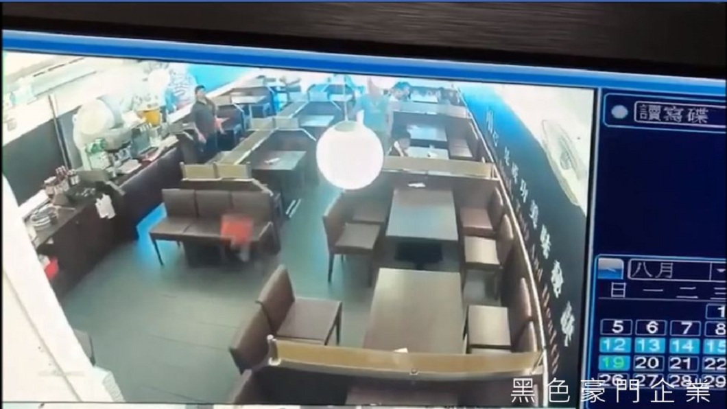 男子不滿排餐的醬汁噴濺到他的衣服,一怒竟將餐點怒砸在地。(圖/翻攝自黑色豪門企業臉書粉絲團)