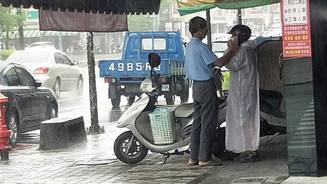 雨衣只有一件…暖翁讓愛妻穿 網淚:這就是愛