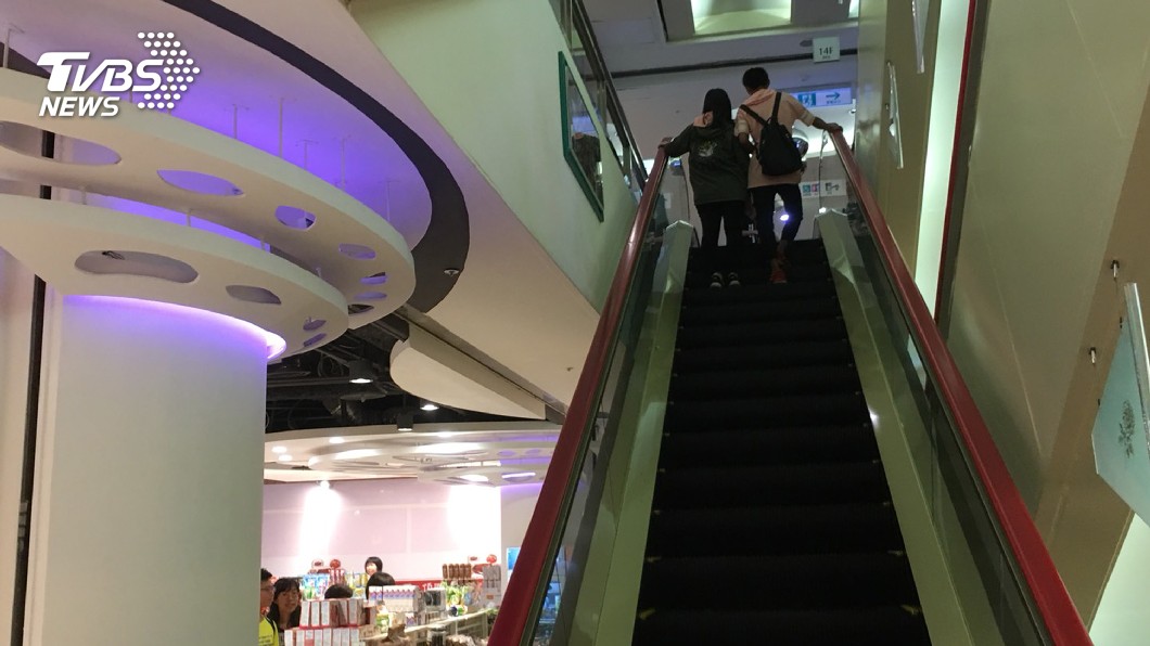 少女頭部卡電扶梯扶手與天花板間 送醫搶救