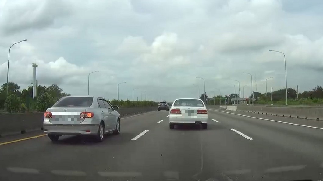 車輪爆胎!國道搖晃行駛嚇死人 他開車窗狂喊救命