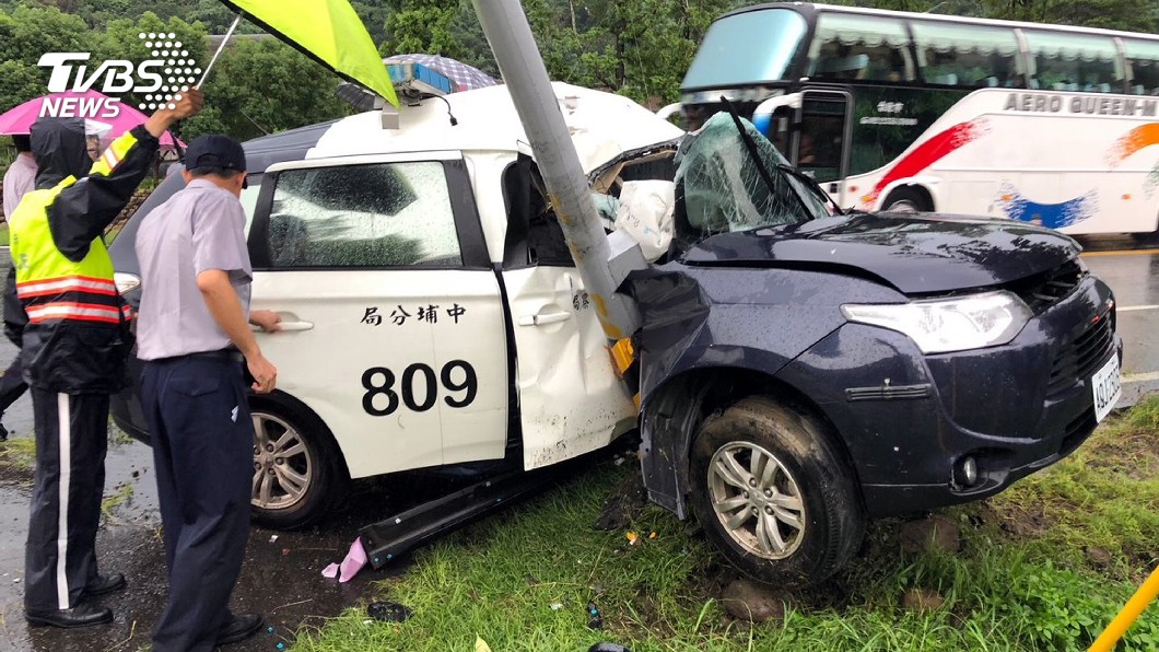 警車疑閃避遊覽車失控撞路燈 員警昏迷送醫