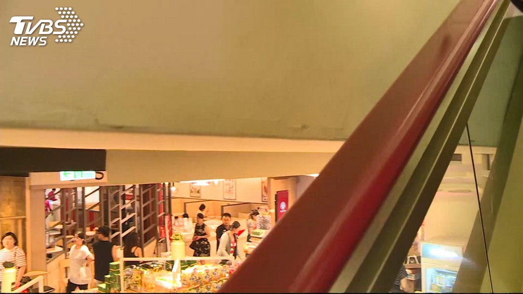 搭手扶梯頭卡天花板 百貨扯謊「有裝隔板」卸責