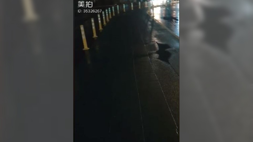他試走「奇異」人行道碰壁 網友笑:走到懷疑人生