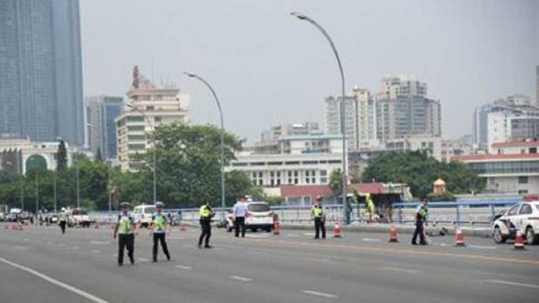 砍死女友全家…男逃亡遇塞車爆氣 橋上大開殺戒
