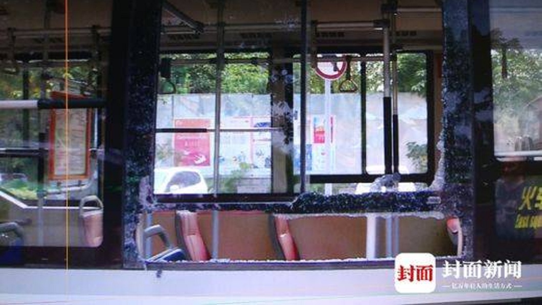 老翁把車窗打破,竟然不願意賠償。(圖/翻攝自封面新聞)