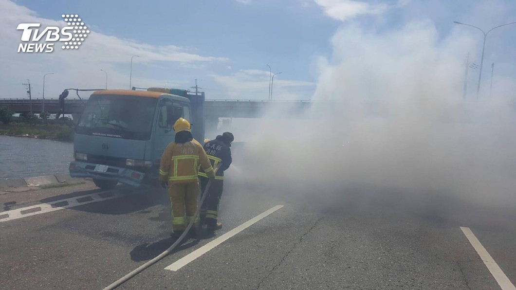 貨車爆胎起火燃燒 駕駛及時逃離