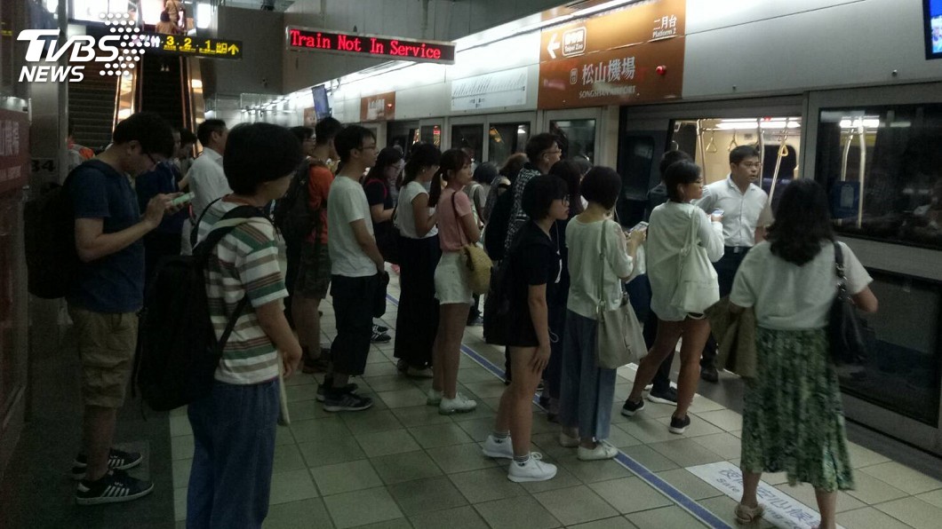 搭文湖線「1次只上2人」排超久 他PO照揭悲劇運量