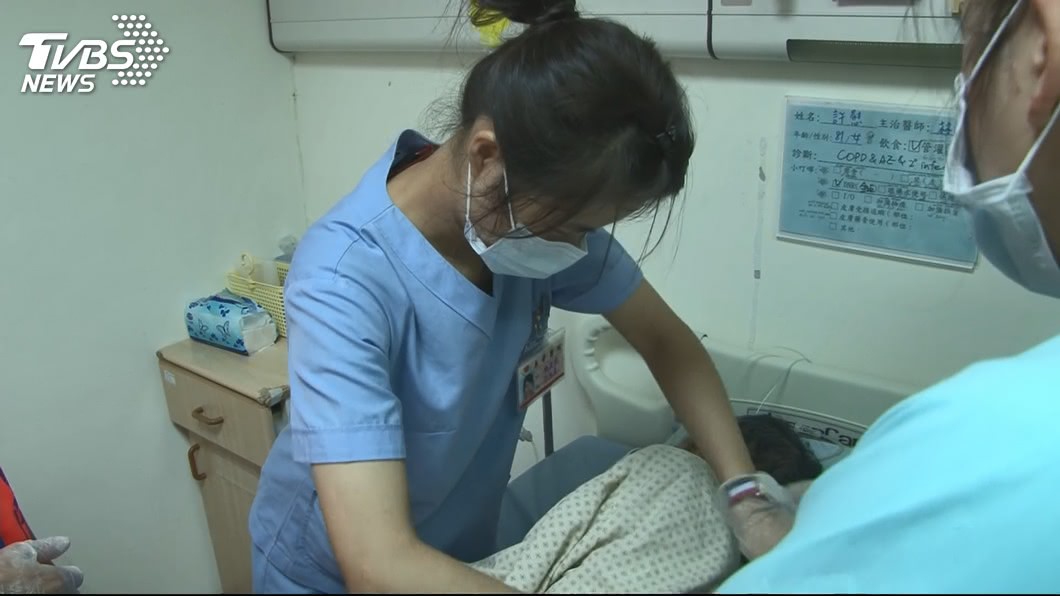 老二魏雪婷擔任照護員。圖/TVBS資料畫面